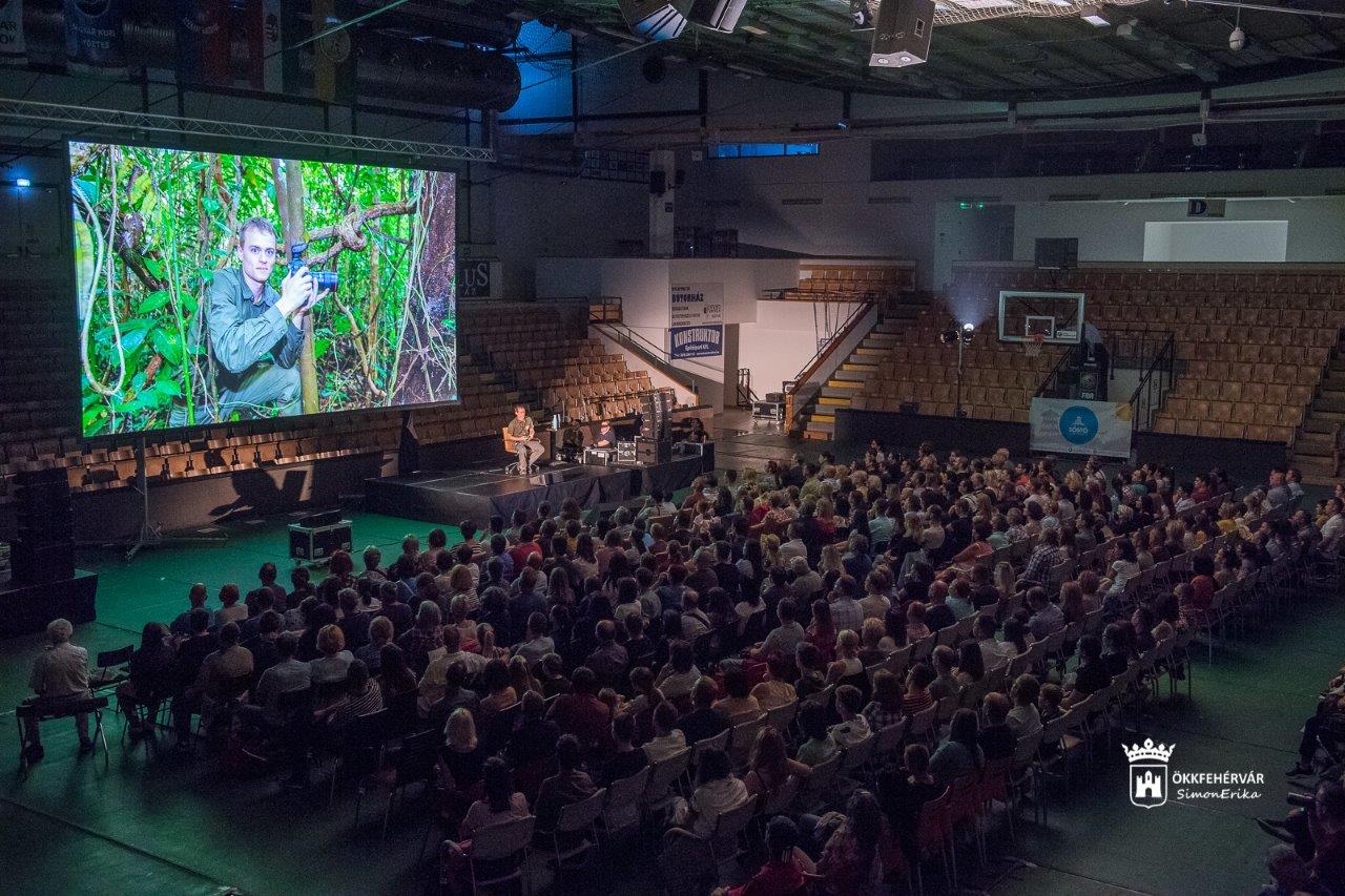 Vértelen vadászat – előadással zárult Máté Bence kiállítása Székesfehérváron