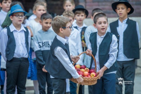 Mihály-napi vásár és új játszóvár a Széna Téri iskolában