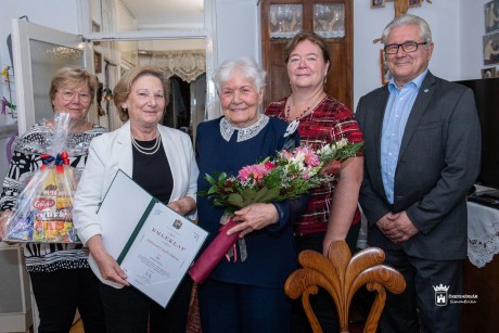 12 év munka a nyugdíj mellett - a 90 éves Kolossváry László Ödönnét köszöntötte Szabó-Bakos Györgyné