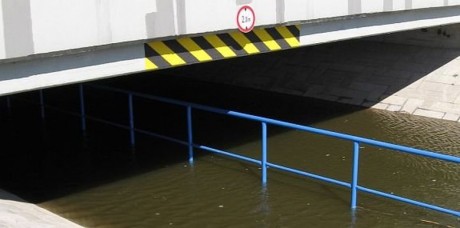 Vízpótlás a Velencei tavon - víz alá került a Fehérvár-Dinnyés kerékpárút egy szakasza