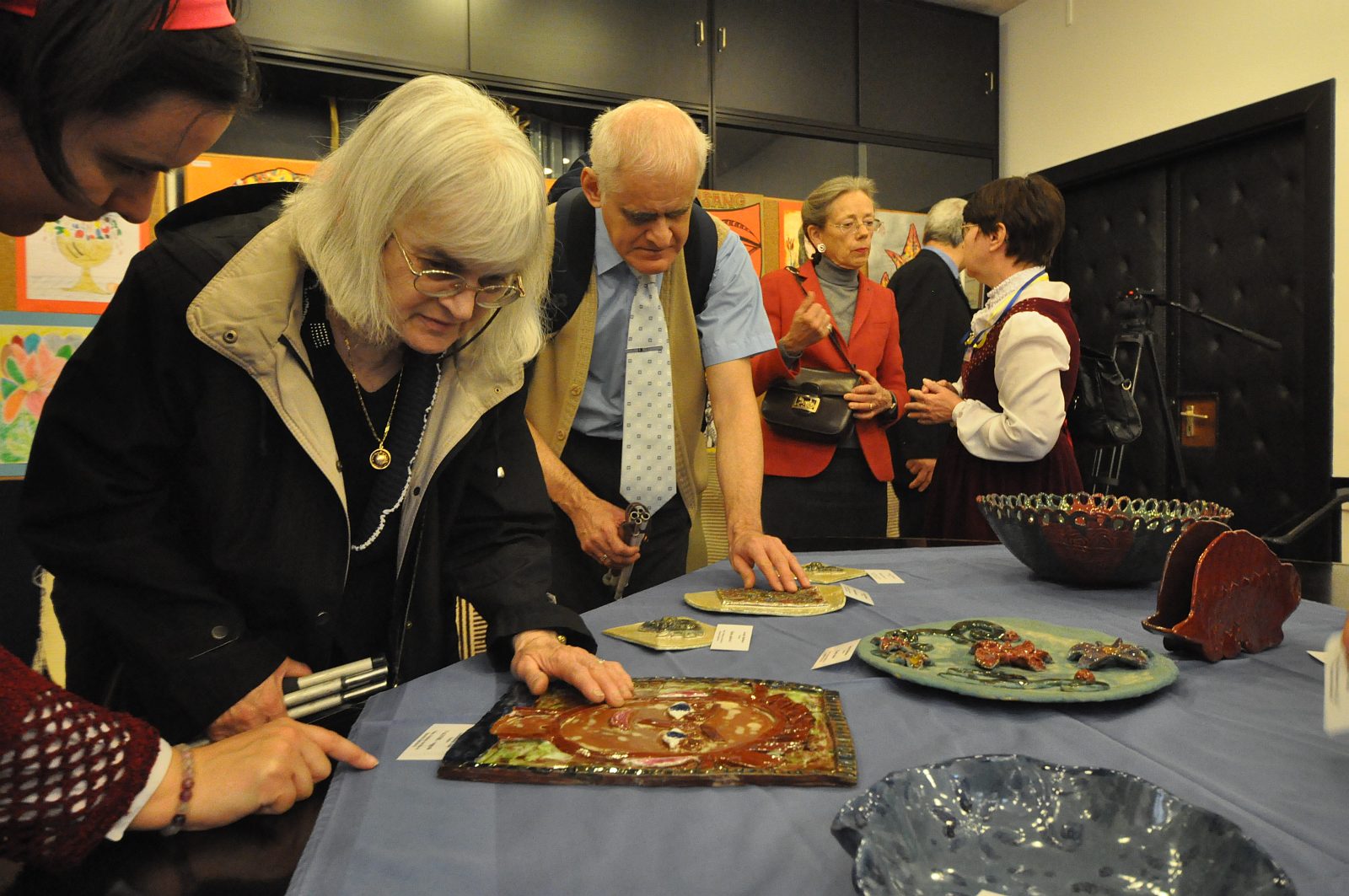 Koncerttel és a VAGYOK kiállításával vár a KÖFÉM Művelődési Ház