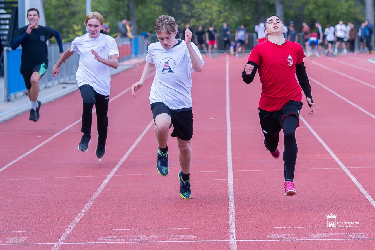 Több mint kétszáz középiskolás sportolt az alapfokú városi atlétikai versenyen