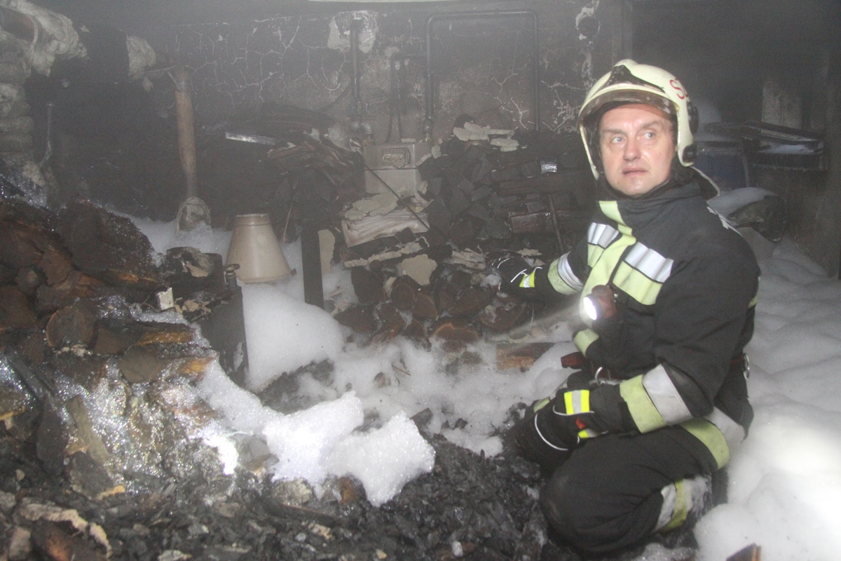 Pincetűz Székesfehérváron - több mint hat óra volt eloltani a felhalmozott tűzifát