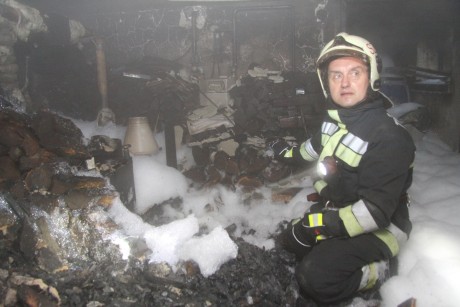 Pincetűz Székesfehérváron - több mint hat óra volt eloltani a felhalmozott tűzifát