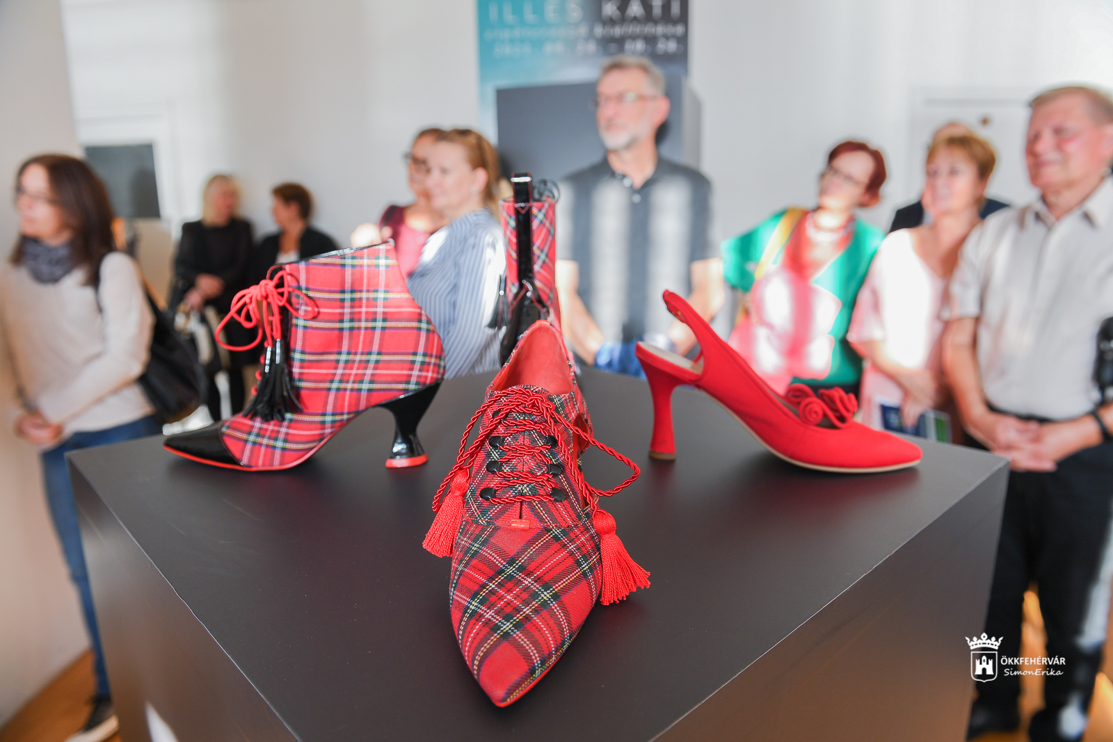 Finisszázs a cipőkiállításban - rendhagyó bontással zárul Illés Kati cipőtervező kiállítása
