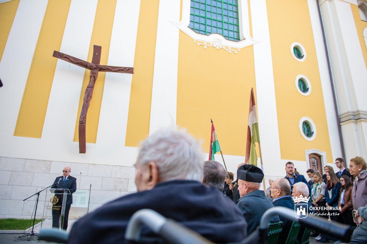 Ima nemzetünk hőseiért a Székesegyház emlékkeresztjénél