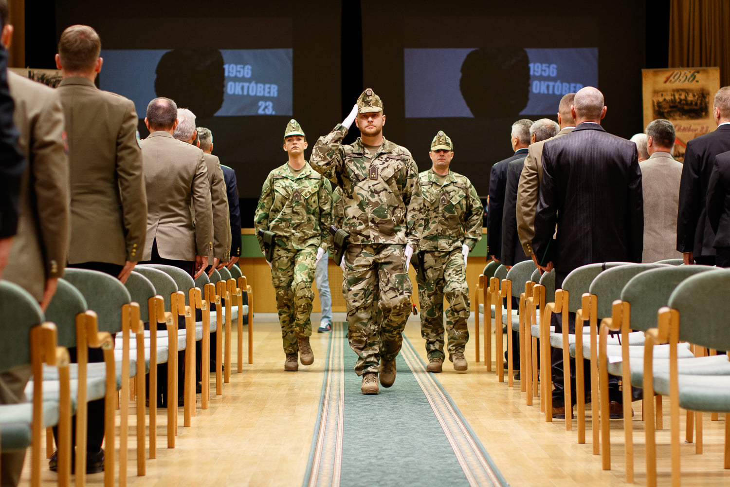 A forradalom áldozataira emlékeztek a fehérvári híradóezrednél