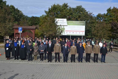 Tiszteletadás az 1956-os emlékpontnál a pákozdi katonai emlékhelyen