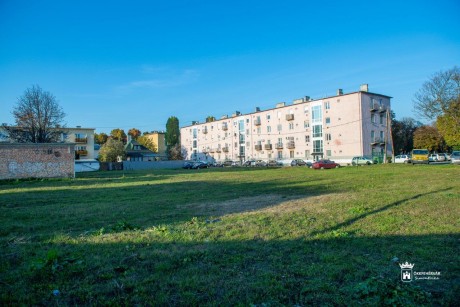 Újabb lépés a vasútkörnyéki parkolási gondok enyhítéséért - városi tulajdonba kerül az 3500 m2-es terület