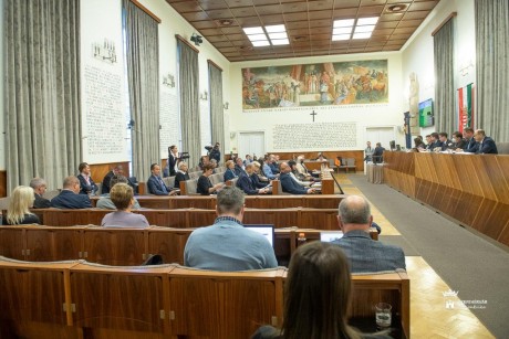 Havi diákbérlet egy vonaljegy áráért - számos fontos kérdésben döntött a város közgyűlése