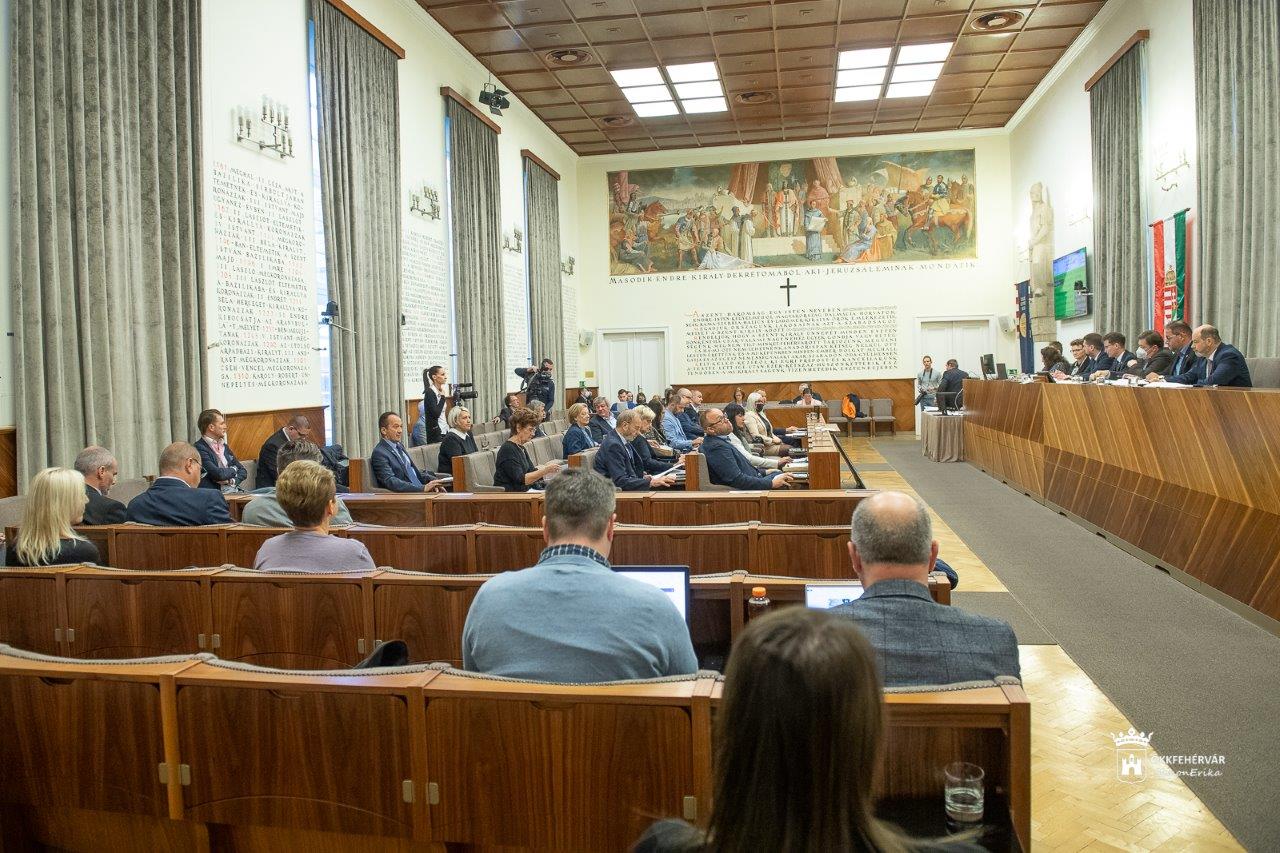 Havi diákbérlet egy vonaljegy áráért - számos fontos kérdésben döntött a város közgyűlése