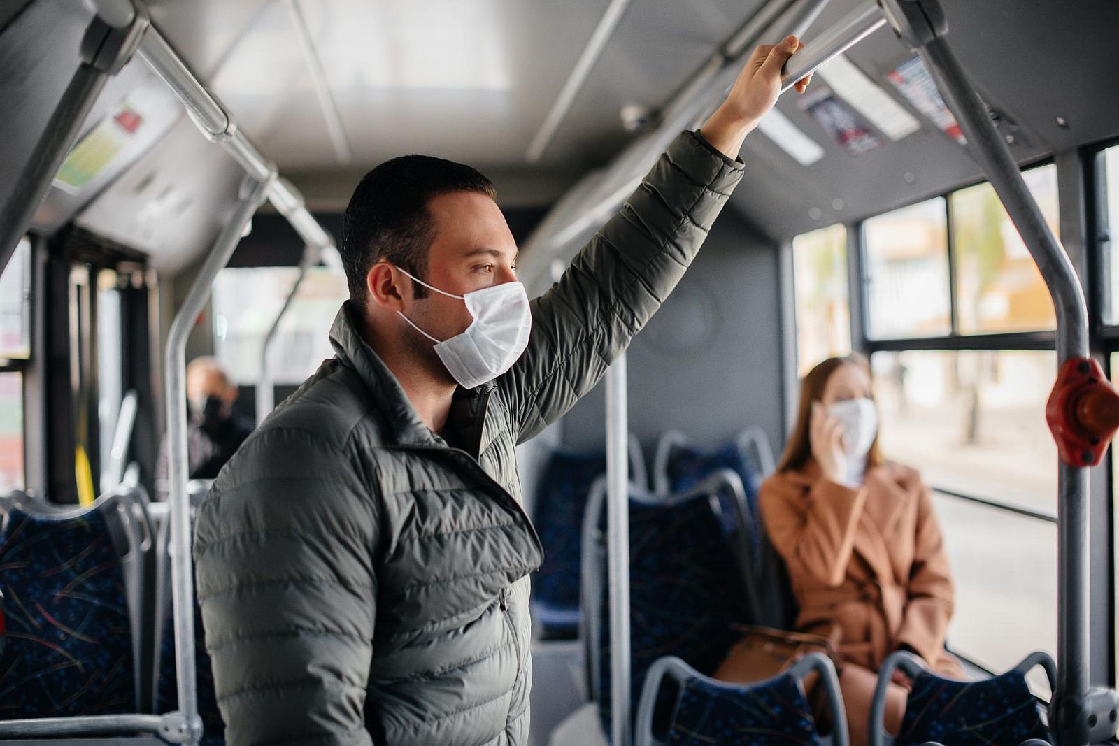 Kötelező a maszkviselés a buszokon, vonatokon és a megállókban is