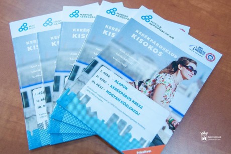 Kerékpáros Kisokossal segítik a biztonságos biciklizést a fehérvári diákok körében