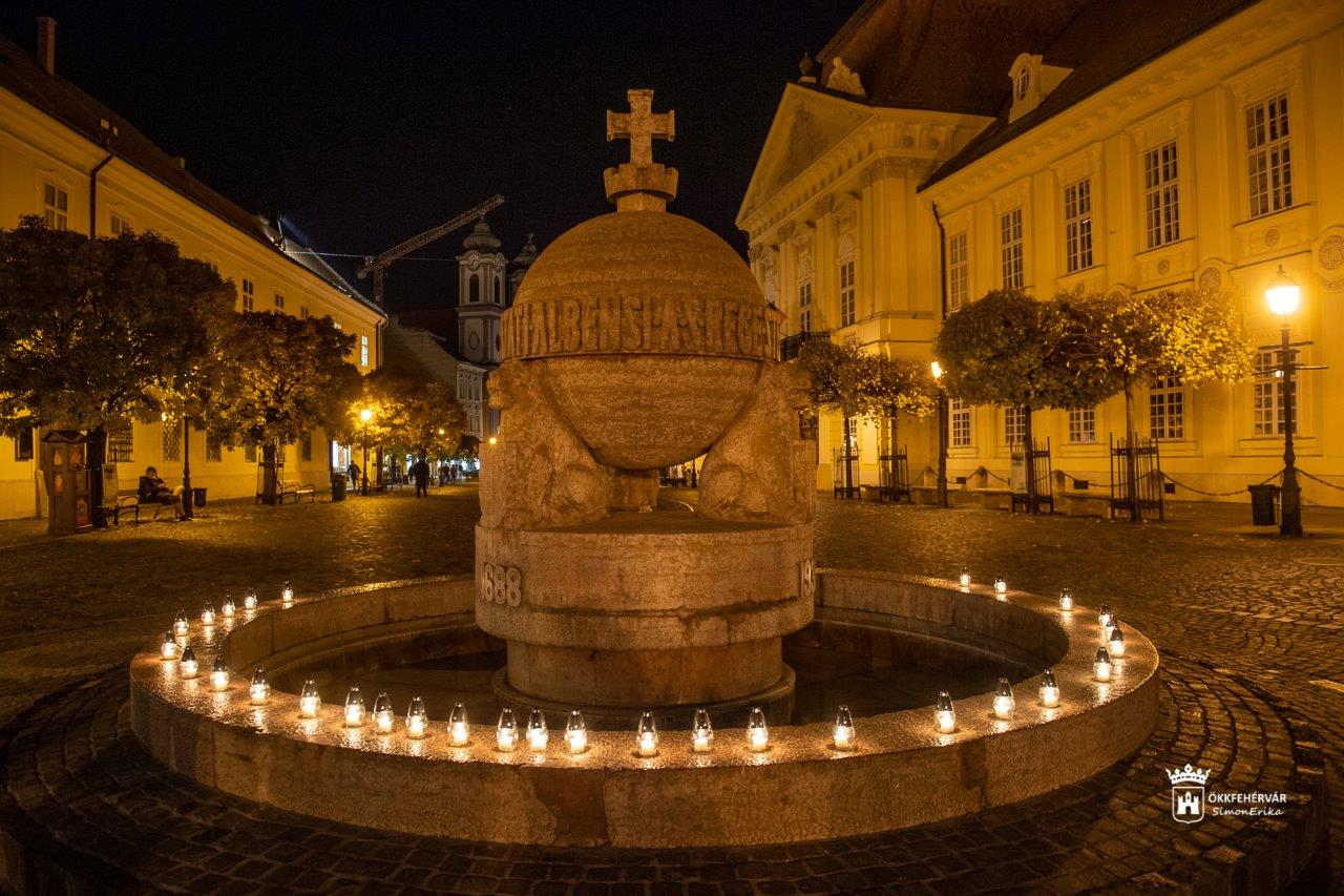 Mécsesgyújtás, emlékezés az Országalmánál a nemzeti gyász emléknapján