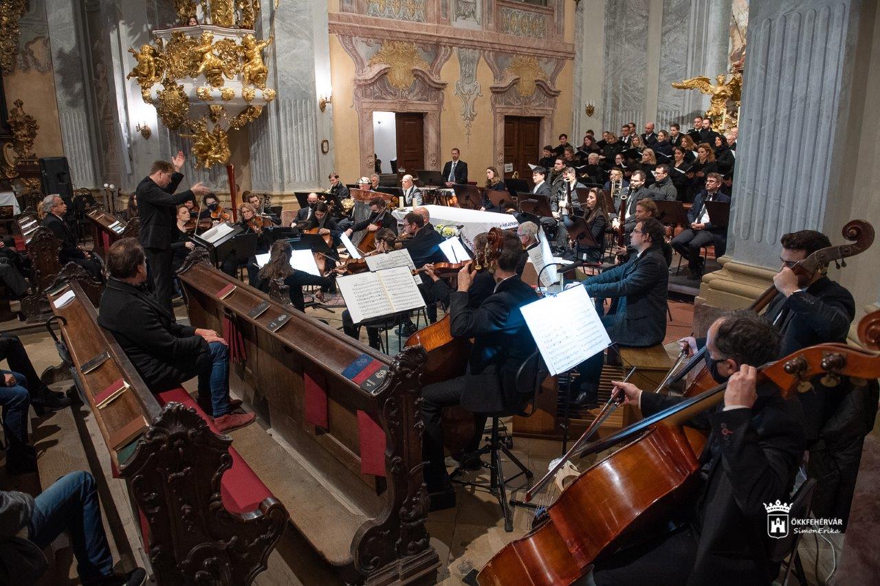 Halottak napi koncert Fauré gyönyörű Requiemjével a Ciszterci templomban
