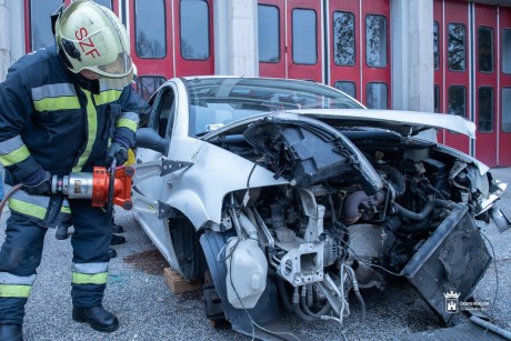 Városi támogatásból új akkumulátoros feszítő-vágó berendezés a katasztrófavédelemnél