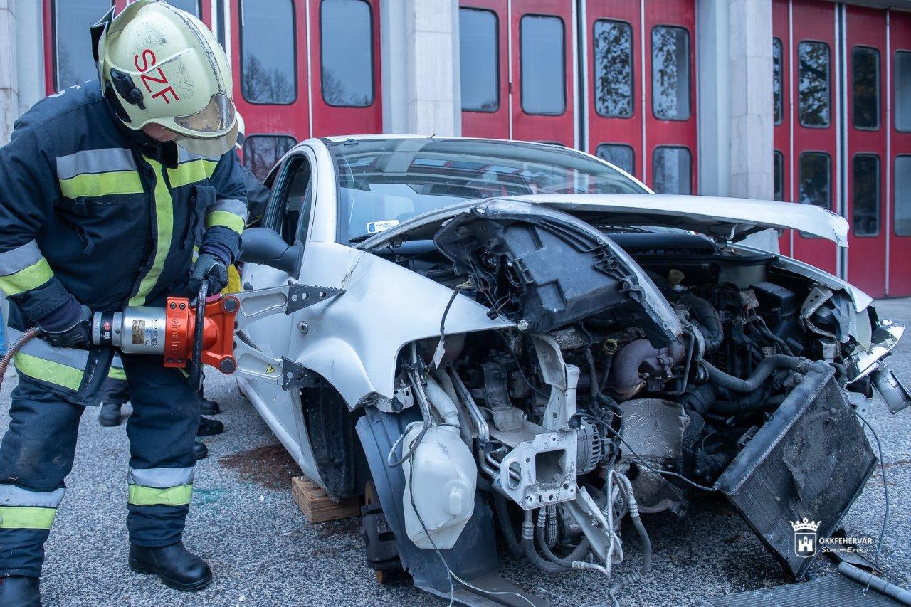 Városi támogatásból új akkumulátoros feszítő-vágó berendezés a katasztrófavédelemnél