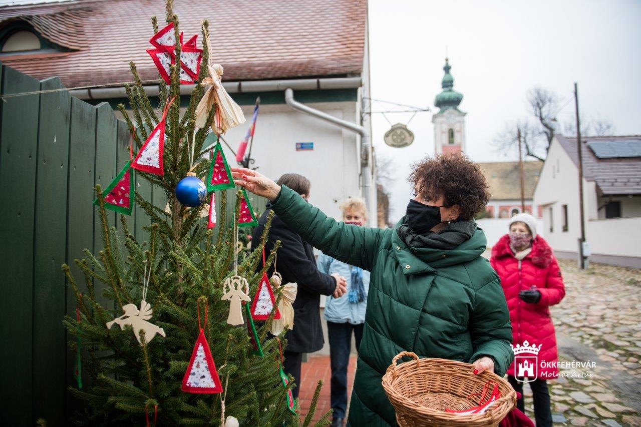 Idén is lesz karácsonyfák utcája a Rác utcában! - osztályok, családok jelentkezését várják a kézművesek