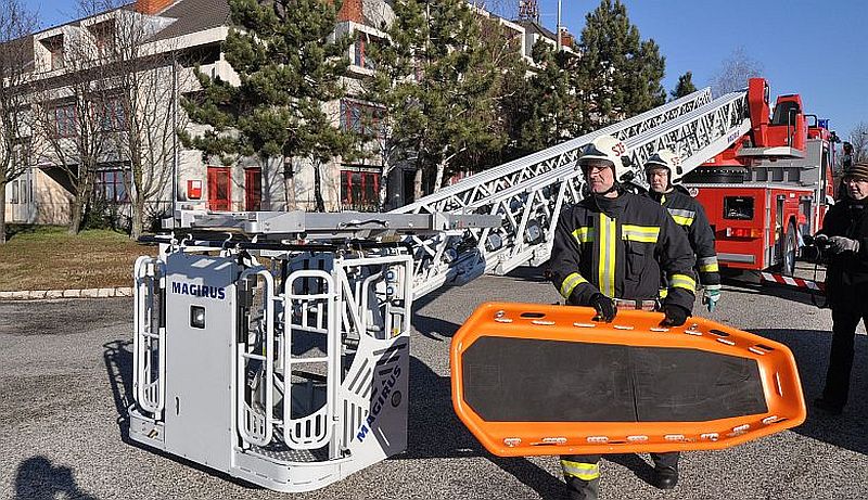 Tűzoltók gyakorlatoznak novemberben a székesfehérvári társasházaknál