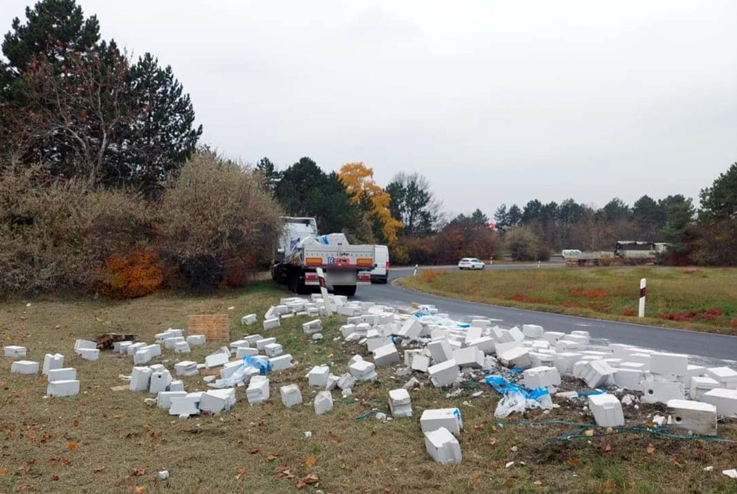 Szabálytalanul rögzített téglák borult az autópályafelhajtóra