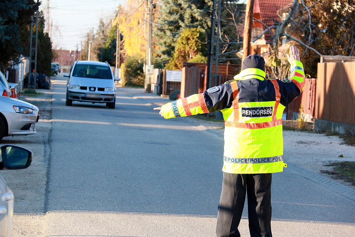 A fehérvári lakó-pihenő övezetekben ellenőrzik a közlekedést a rendőrök