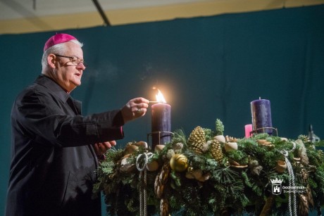 Fellobbant az első adventi gyertya lángja - megnyílt az adventi udvar a Püspöki Palota kertjében