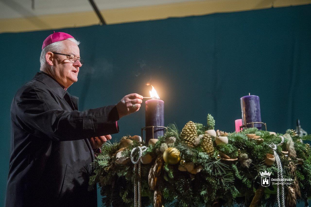Fellobbant az első adventi gyertya lángja - megnyílt az adventi udvar a Püspöki Palota kertjében