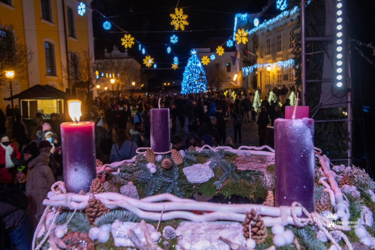Gyertyagyújtás és ünnepi fények Székesfehérvár Belvárosában