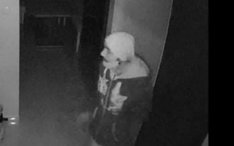 A képen látható betörőt keresik a fehérvári rendőrök