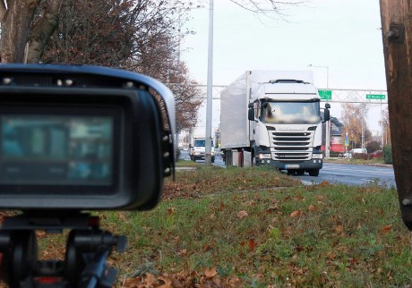 A behajtási tilalmat megszegő kamionokat is ellenőrizték a rendőrök a Kadocsán