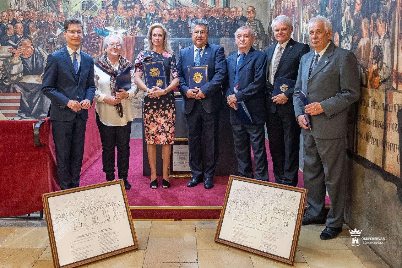 Szakmai díjakat adott át Székesfehérvár Önkormányzata a Városházán