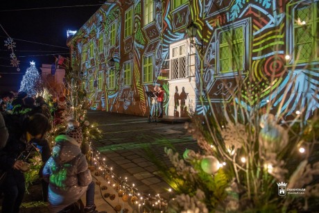 Szerdán este kinyílt az első ablak a városházi adventi naptárban