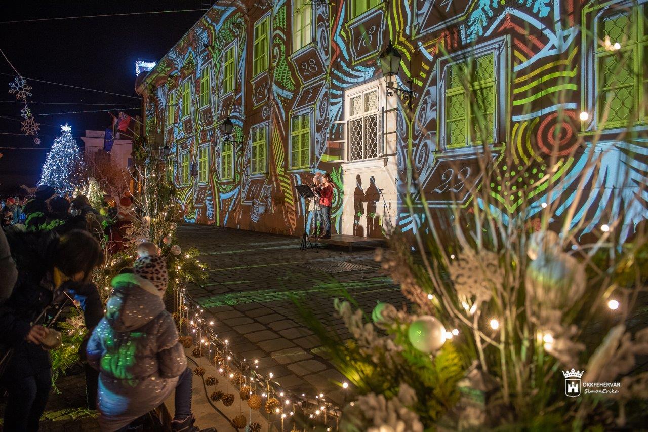 Szerdán este kinyílt az első ablak a városházi adventi naptárban