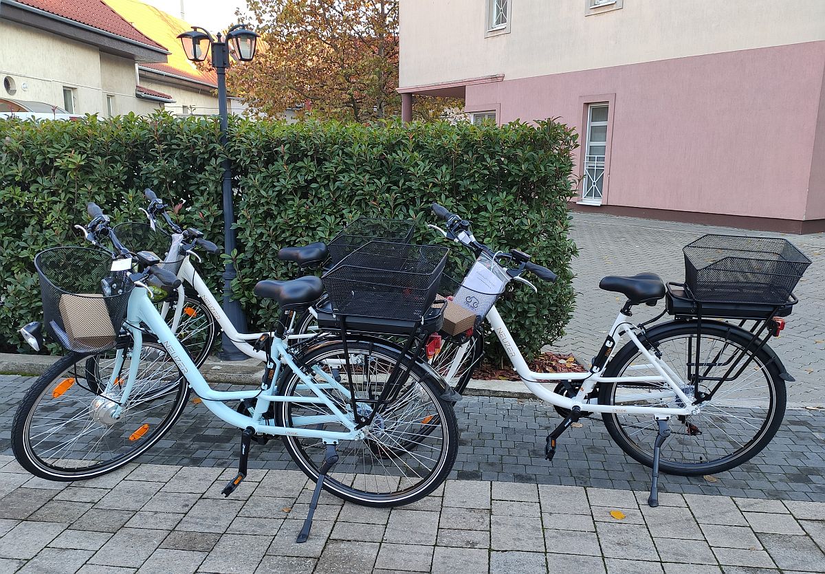 Elektromos kerékpárok segíti az idősellátásban dolgozók munkáját Fehérváron