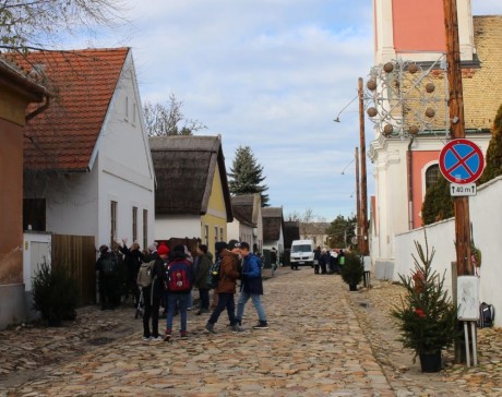 Idén is húsz fenyőt díszített fel a  Rác utcában a Fehérvári Kézművesek Egyesülete