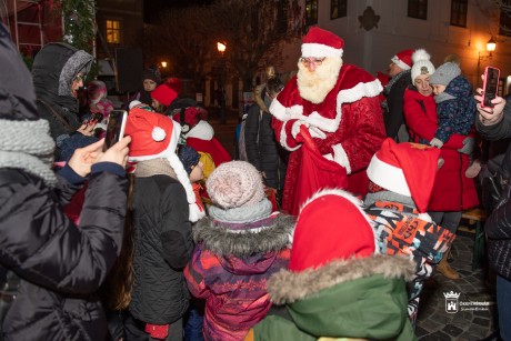 Megérkezett a Mikulás a Városház térre is - koncertet és ajándékot is hozott