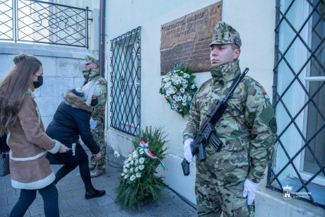 Emléktáblát avattak az 1956. december 7-i székesfehérvári asszonytüntetés tiszteletére