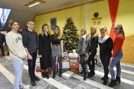 Állami gondozott gyerekeknek gyűjtöttek ajándékot a kodolányis diákok