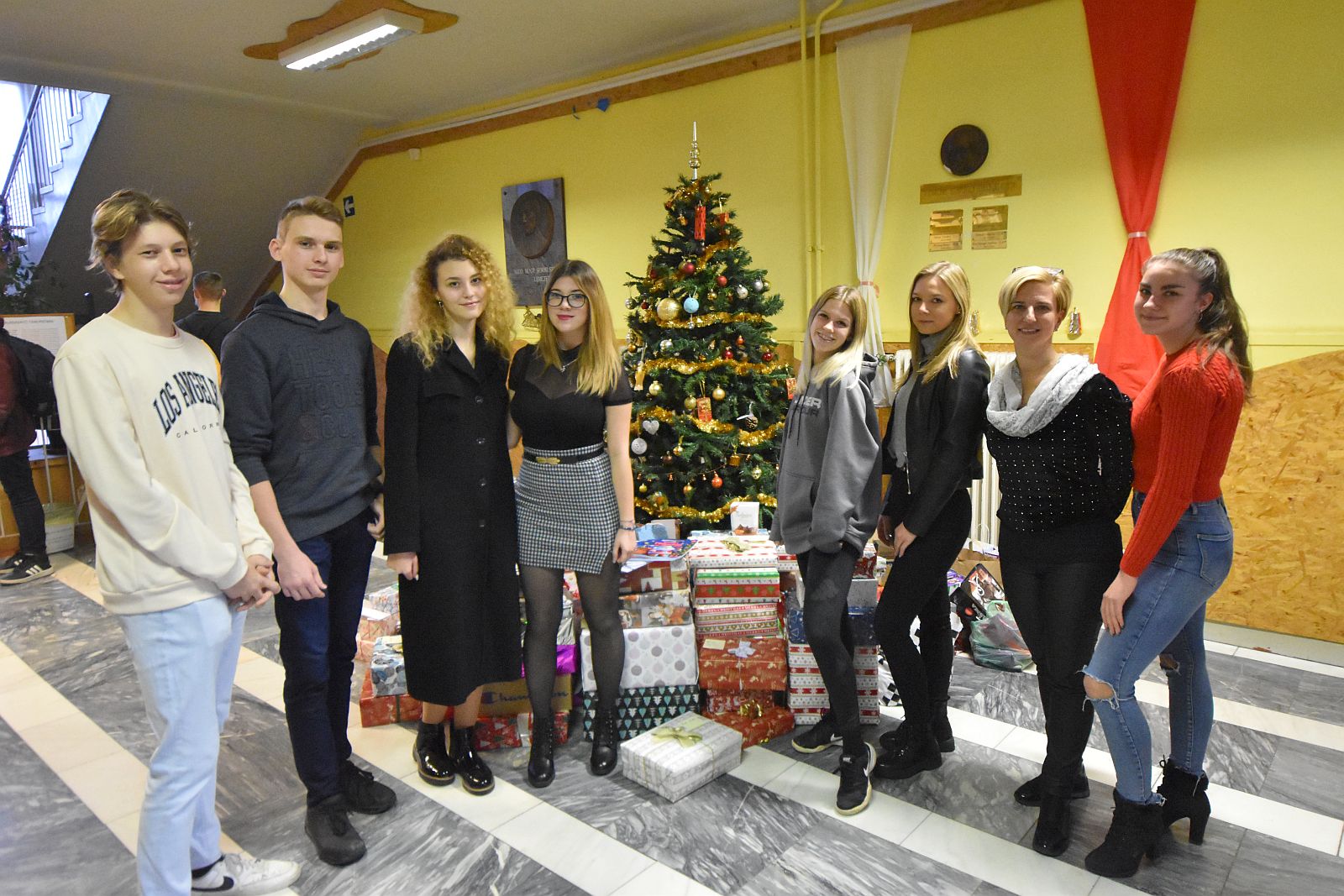 Állami gondozott gyerekeknek gyűjtöttek ajándékot a kodolányis diákok