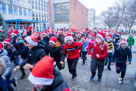 Mikulás-futással kezdték a napot az iskolások a Tóvárosban