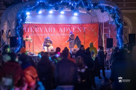 Advent harmadik vasárnapján fellobbant az öröm gyertyájának lángja