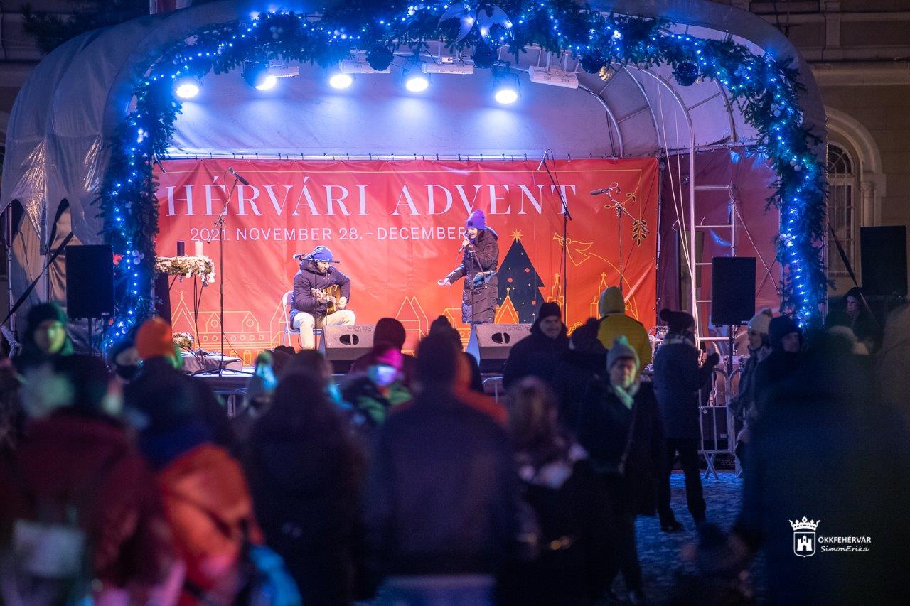 Advent harmadik vasárnapján fellobbant az öröm gyertyájának lángja