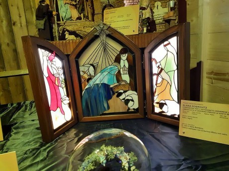 Két fehérvári kézműves mester betlehemei is kijutottak idén a Vatikánba