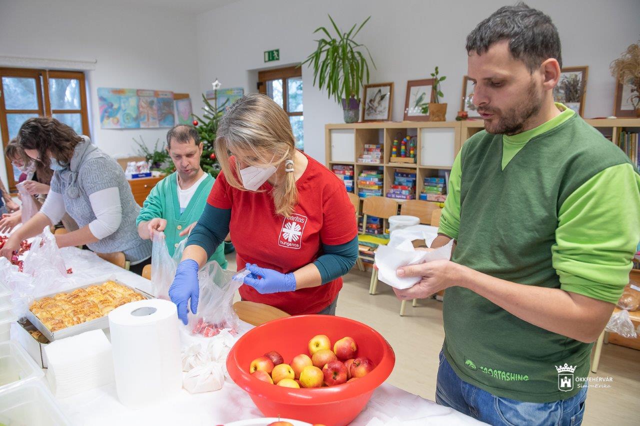Rászorulók a rászorulókért - hajléktalanoknak segítettek a Szent Kristóf Ház lakói
