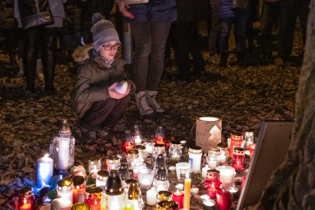 Gyertyagyújtást tartottak a Halesz parkban Dr. Tokodi Istvánért