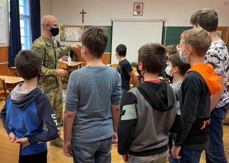 Rajongtak a kisdiákok a negyvenhármas katonák bemutatójáért