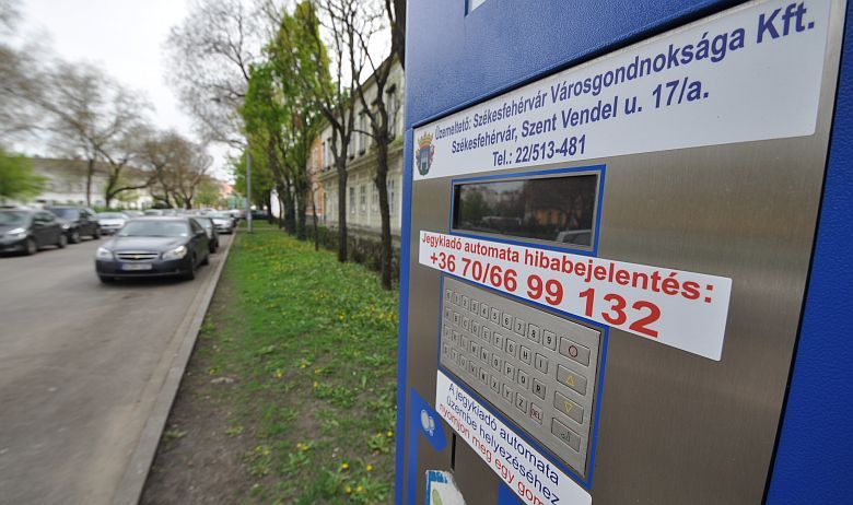Két hét után hétfőtől kell először fizetni a parkolásért Székesfehérváron