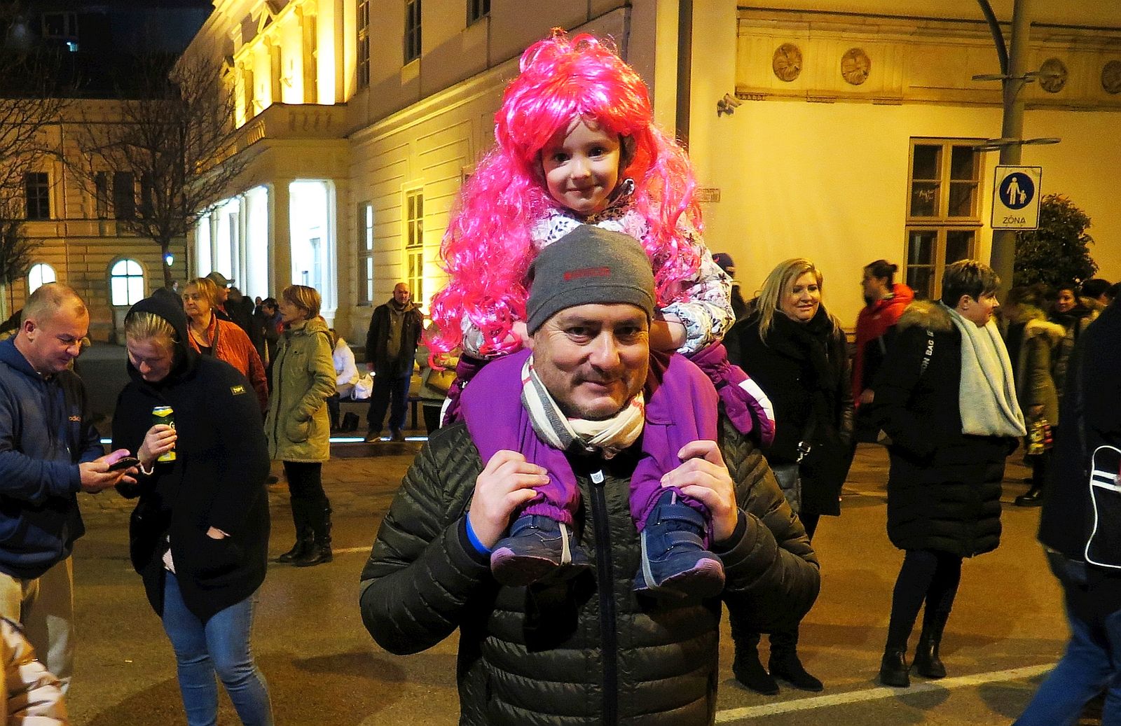 Boldog új évet Székesfehérvár - sokan köszöntötték a Belvárosban az új esztendőt