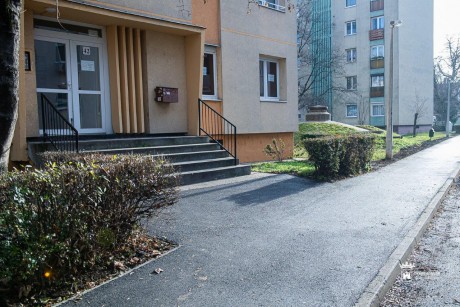 Elkészült a Deák Ferenc utca páros oldalán a belső utak teljes felújítása