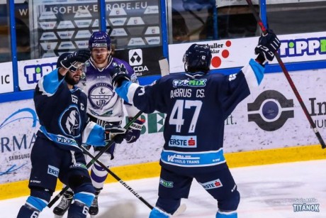 Jégkorong: hatalmas meglepetés, a Titánok csapata legyőzte a listavezetőt!